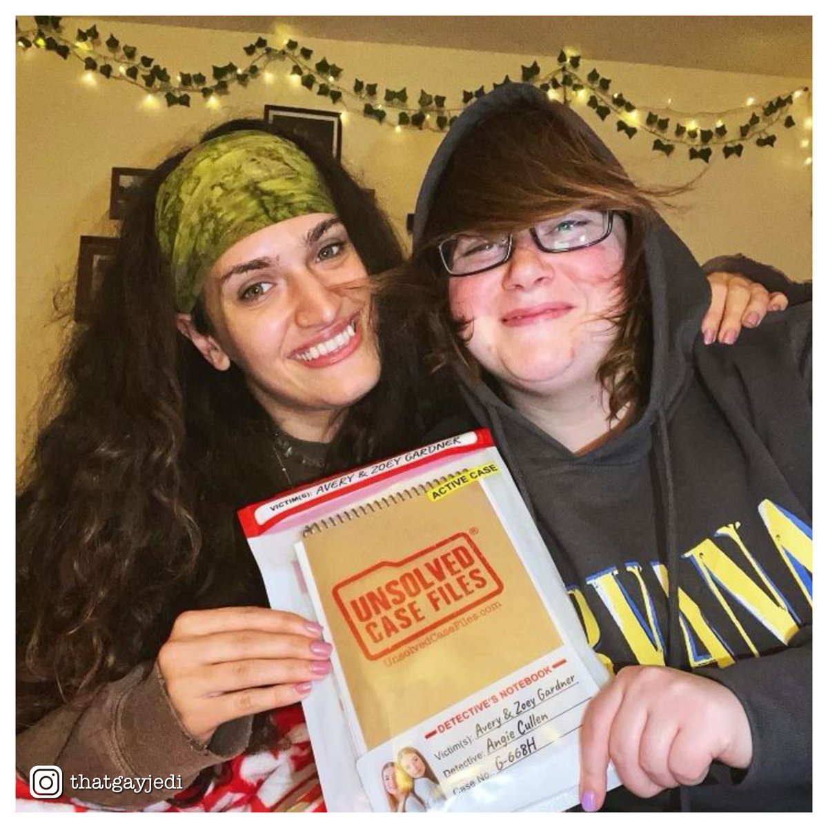 unsolvedcf's tweet image. 🕵️‍♀️Solo, duo, or team—keep those detective photos coming, we love seeing you play!💥 #unsolvedcasefiles