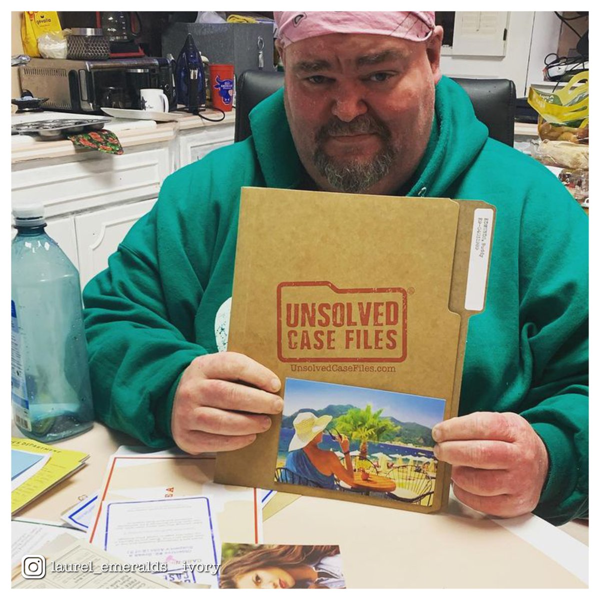 unsolvedcf's tweet image. 🕵️‍♀️Solo, duo, or team—keep those detective photos coming, we love seeing you play!💥 #unsolvedcasefiles