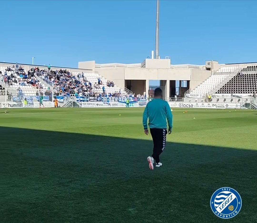 SMCces's tweet image. Hoy toca despedirse de una bonita etapa en xerez dfc 💙🤍.

Me queda para siempre  el recuerdo del día que conseguimos la permanencia, difícil, sufrida y trabajada.
Agradecido a jugadores y cuerpo técnico, pero especialmente a la afición, sin duda el mayor valor de este club. 🍀