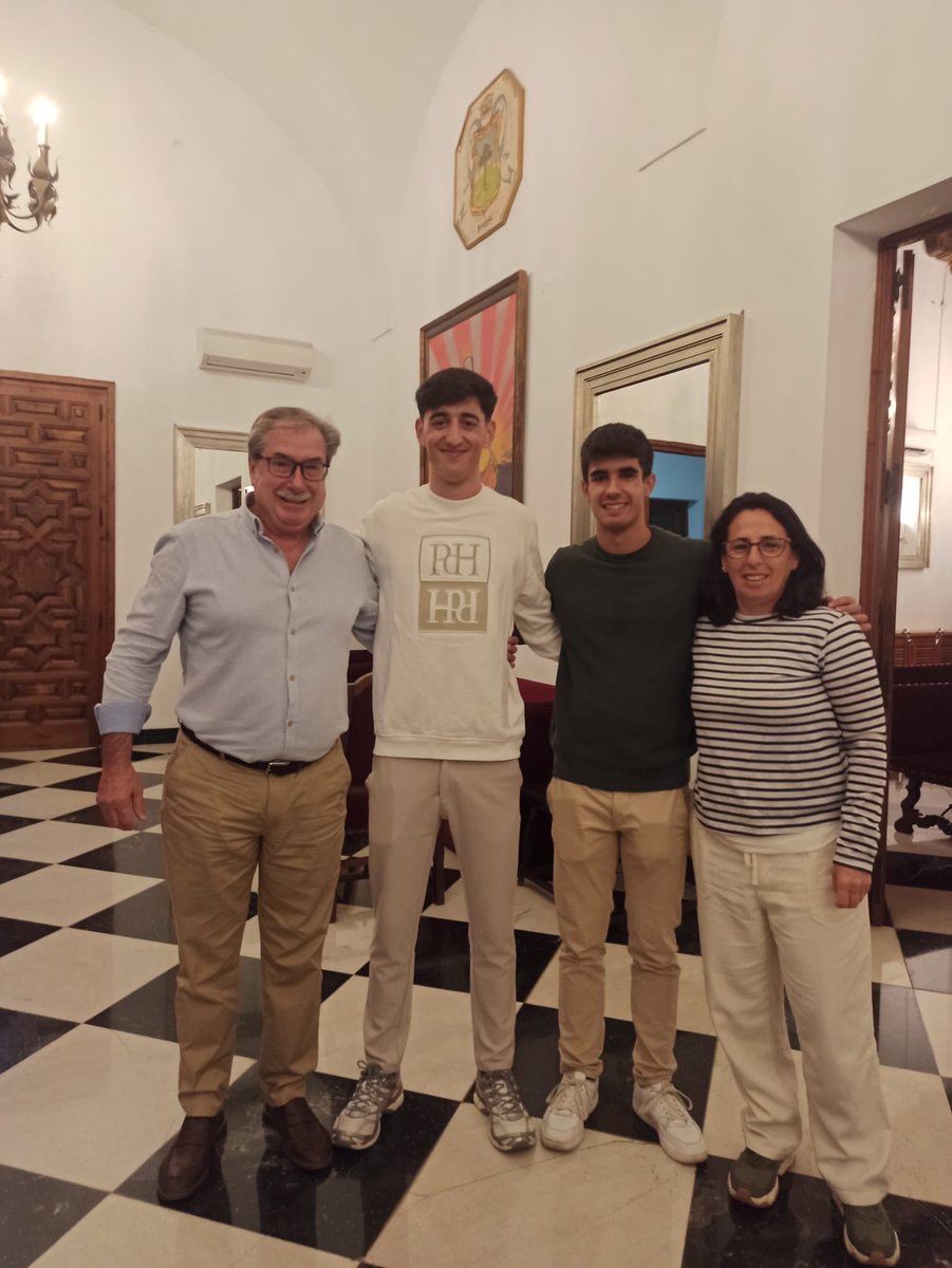 La FAEX ha estado presente en el Encuentro con deportistas y Federaciones Deportivas Extremeñas, organizado por la <a href="/DiputacionCC/">DiputacionCC</a> en el Salón de Plenos del Palacio Provincial.

Asistieron José I. Fernández, y Remedios Márquez, junto a los atletas Roberto Ambrosio y Daniel López.