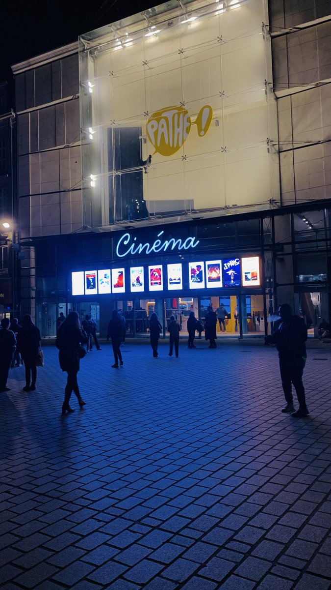 سعيدة إني أخيرًا شفت الفيلم دا، بعد محاولات مستميتة إني أحجزه في كانّ السنادي بس شفته في الآخر في نانت عادي.
عموما فرصة أقول إني بجد بحب السيما!  بحب كل حاجة تخصها، بحب مشاهدة الأفلام والكتابة عن الأفلام وصنع الأفلام. 
وهتفضل دايمًا صالة السينما هي المكان المحبب لقلبي والمكان