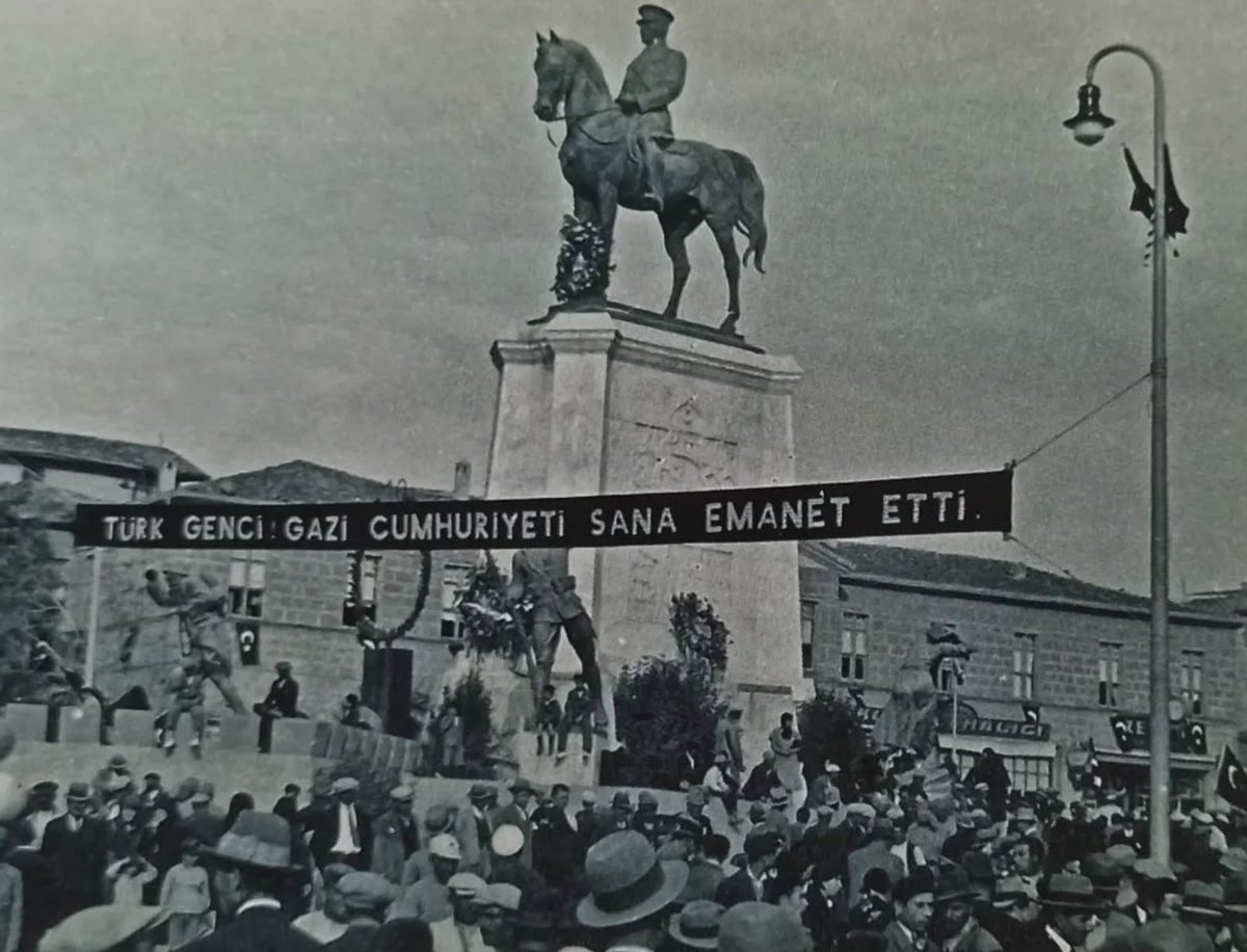 SDKoleksiyon's tweet image. "Türk Genci! Gazi Cumhuriyeti Sana Emanet Etti".