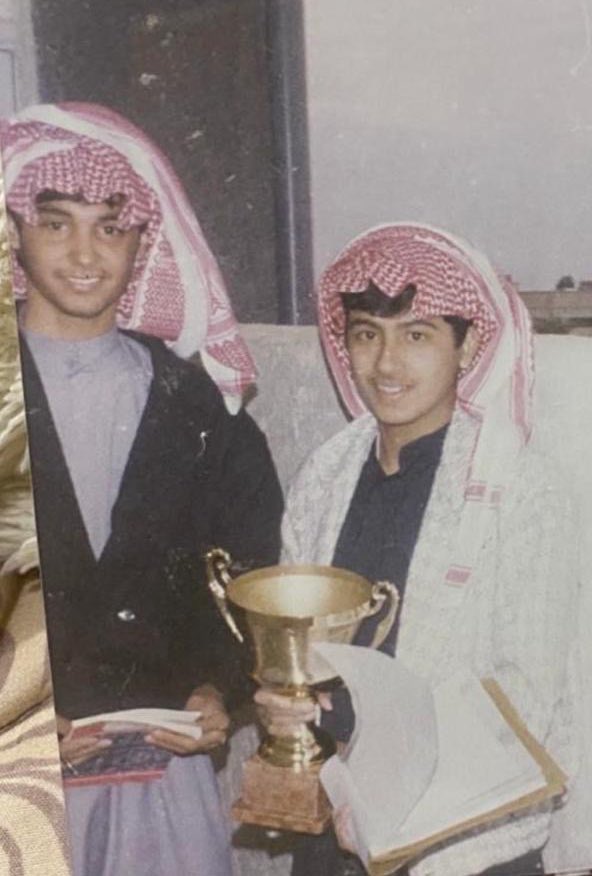 استوقفتني صورة مع صديقي الغالي الدكتور حافظ الفالح ، 
قبل خمسٍ وثلاثين سنة، التُقطت في أروقة مدرستنا الثانوية.
آه ما أجمل تلك الذكرى…
جلست أتأمل الصورة، فإذا بها تختصر زمنًا جميلاً مضى، تحمل عبق الطفولة، ونقاء الرفقة، وصفاء الأيام التي لا تُنسى.
في ملامحنا البريئة ضحكات لم