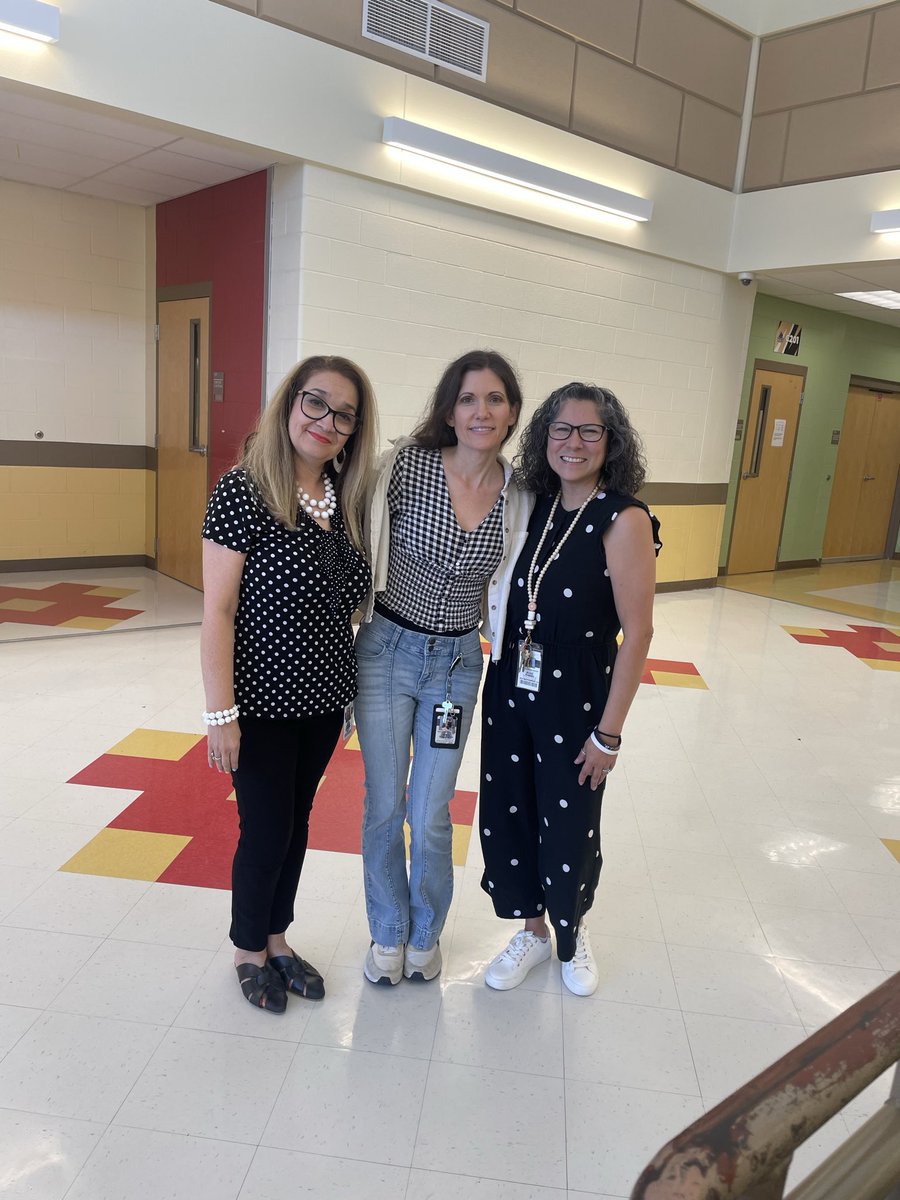 SandraEspi65's tweet image. Celebrating Red Ribbon Week!  @NISDBernal  Day 2 “We all fit together!” Dress like your best buddies!