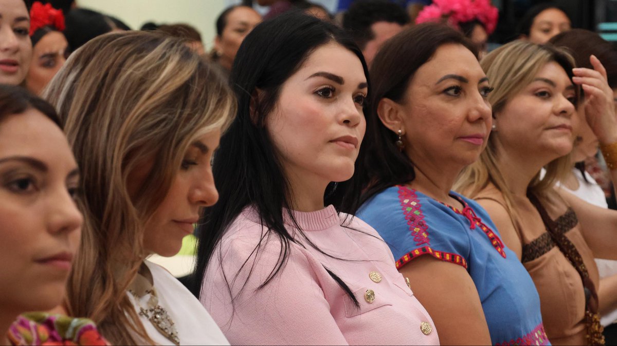 La licenciada Sobeida de Aparicio, presidenta del voluntariado “Aliadas por la Paz y la Seguridad del Pueblo”, asistió al concurso de Calaveritas Literarias “Versos con Humanismo y Tradición”, organizado por el Sistema DIF Chiapas.