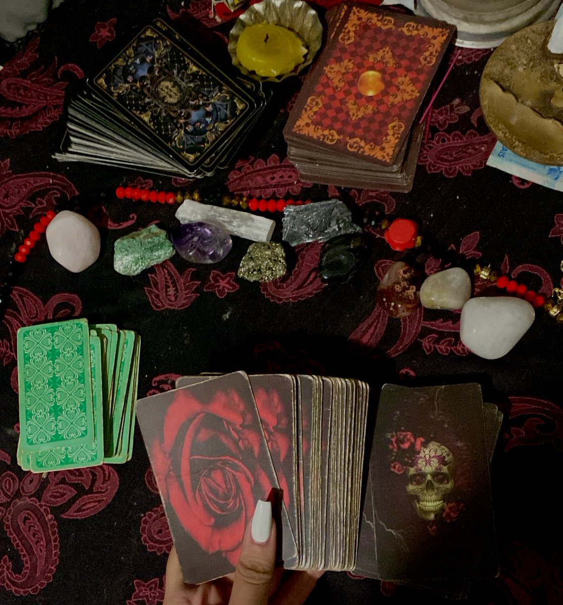 padilhatarot's tweet photo. Mesa aberta o dia e noite toda! 🌹✨

~ mesa de jogos de cartas de tarot, baralho cigano e baralho de Padilha

Através das cartas eu trago respostas, direcionamento, autoconhecimento e aconselhamentos! 

Me chama aqui e vamos jogar! 🤌🏻
https://t.co/7HKwOPtf5n… https://t.co/FUFR0eZUJX