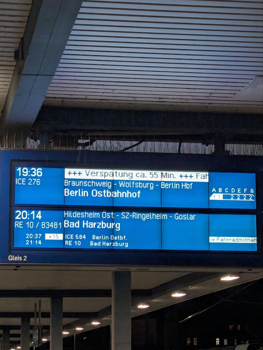 День, который идеально описывает мою жизнь.

Все началось в 7 утра в Лондоне. Быстрый визит к Букингемскому дворцу, обратно в отель за чемоданами – и в аэропорт. Перелет во Франкфурт, оттуда на главный вокзал, и вот я уже в поезде ICE, который должен был доставить меня в Берлин.