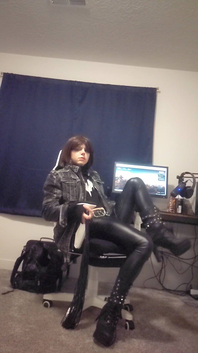 LilAshley0's tweet image. I can do your zoom calls for you.😌#cablemanagement