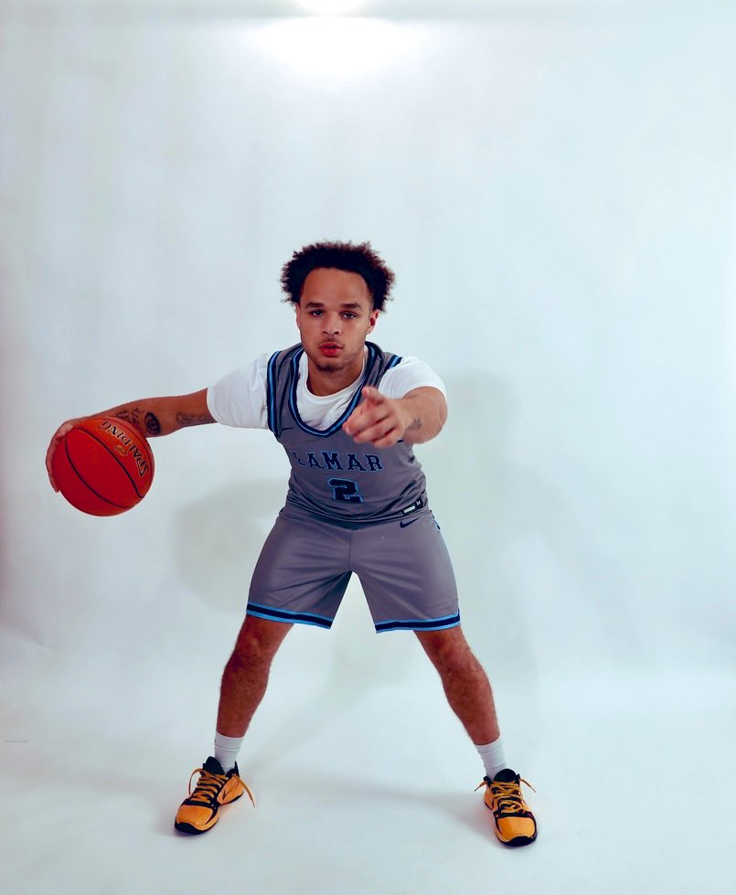 Meet ᴛʜᴇ Seahawks 
Student-Athlete Introductions 
‘25-‘26 Edition

5’10 | 165 lbs. 
Guard
Out of Asheville, North Carolina   
Sophomore 
Transfer from Vincennes University 

 #2 Christian Andrews      
(<a href="/CandrewsHoops/">Christian Andrews</a>)