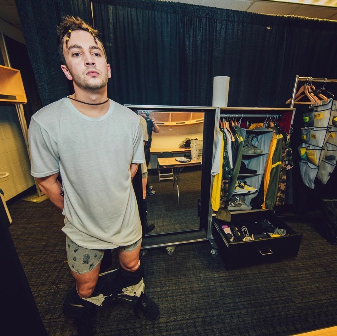 rabwhores's tweet photo. me lowkey whoring it up #pantless https://t.co/wOnKQvmtxR