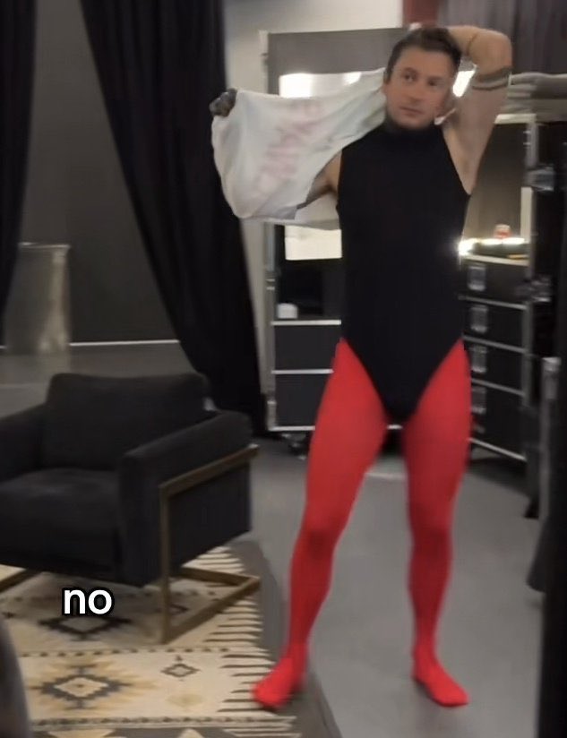 mypainwillrange's tweet photo. And the way he stands/moves in this video is further evidence for my theory https://t.co/FbsFEVIM9E