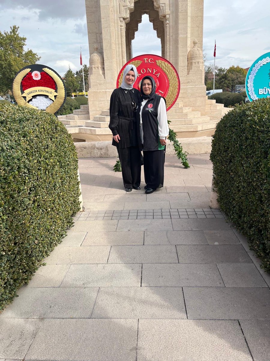 Vakfımız Genel Müdürü <a href="/gulerpekkendir/">Güler Pekkendir</a> ve Mehir Aile Platformu Başkanı Hilal Münteha Pekkendir 29 Ekim Cumhuriyet Bayramımızın 102. yıl dönümü münasebetiyle Anıt Alanı’nda  düzenlenen çelenk sunma törenine katıldılar. <a href="/mehirvakfi/">Mehir Vakfı</a> 

<a href="/Vali_Akin/">İbrahim Akın</a> 
#Cumhuriyet102yaşında
#29Ekim