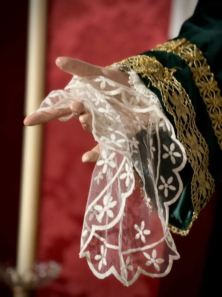 #ACTUALIDAD | Santa María Magdalena ataviada para la misa del 2 de noviembre, día de los Fieles Difuntos. Nuestra bendita Titular presenta una saya verde oscuro y un mantolín granate, ambos en terciopelo. Estrena un delicado pañuelo bordado en tul regalo de Mari Pepa Márquez.