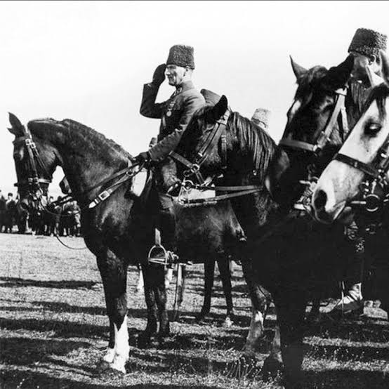 militerenstitu's tweet photo. Cevat Paşa Atatürk'e sorar
• Bir şey mi yapacaksın Kemal?
• Evet Paşam, bir şey yapacağım.
• Allah muvaffak etsin.
• Mutlak muvaffak olacağız!

Ve olduk!
