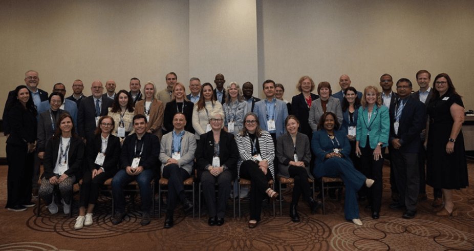 unab_online's tweet image. ¡Una de nuestras decanas fue invitada a integrar el consejo asesor para América Latina y el Caribe!

Este nuevo nombramiento posiciona a #LaU como referente en la educación empresarial 🔝. Detalles ➡️: bit.ly/4oFJpQI

#OrgulloUNAB