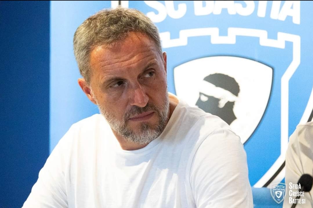 L2Actu_'s tweet photo. Supporters bastiais, Benoît Tavenot est-il encore l'homme de la situation ? 🤔

#ASNLSCB 2-0 https://t.co/Mv6BdybUG0
