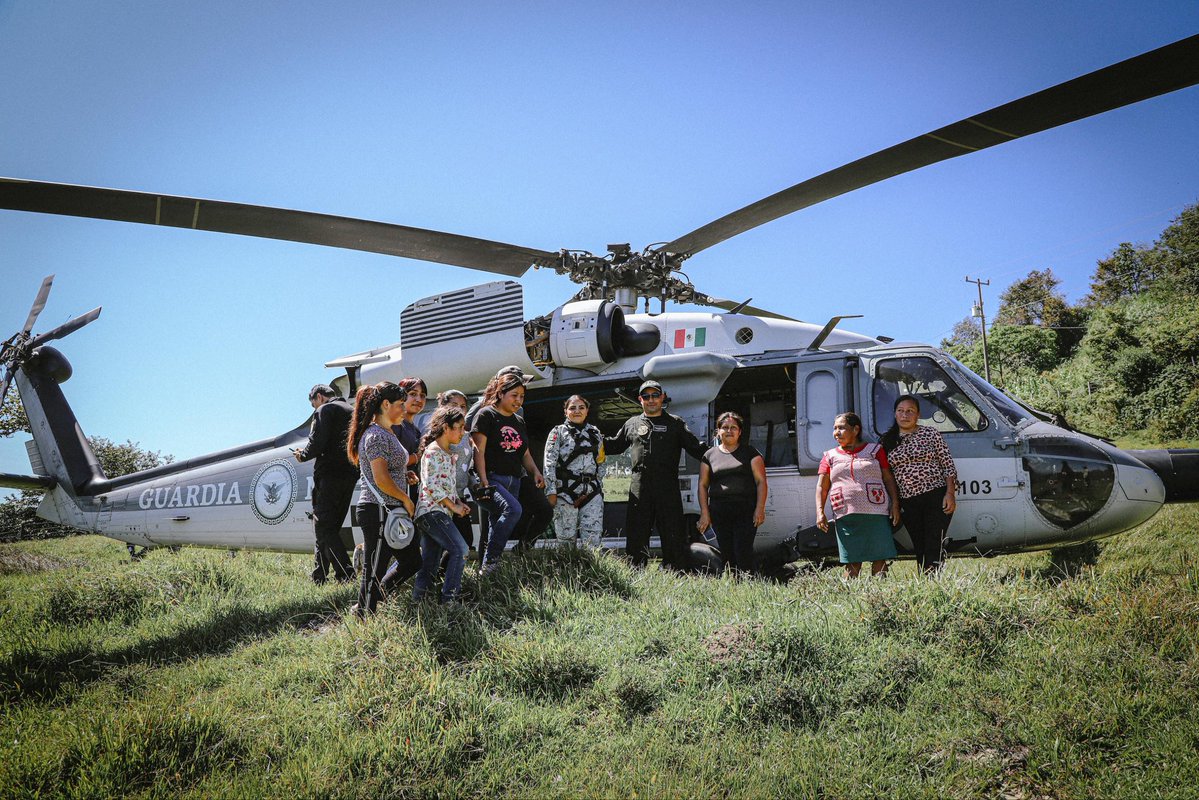 difhgo's tweet image. Con el apoyo del Gobierno de Hidalgo, la Guardia Nacional y las familias, llegamos vía puente aéreo a Palo Gordo, #SanBartoloTutotepec, para entregar despensas y medicamentos. 💛🚁📦
Seguimos trabajando con el corazón por un Hidalgo solidario y cercano. 
#HidalgoUnido