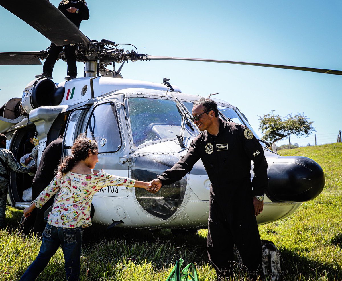 difhgo's tweet image. Con el apoyo del Gobierno de Hidalgo, la Guardia Nacional y las familias, llegamos vía puente aéreo a Palo Gordo, #SanBartoloTutotepec, para entregar despensas y medicamentos. 💛🚁📦
Seguimos trabajando con el corazón por un Hidalgo solidario y cercano. 
#HidalgoUnido