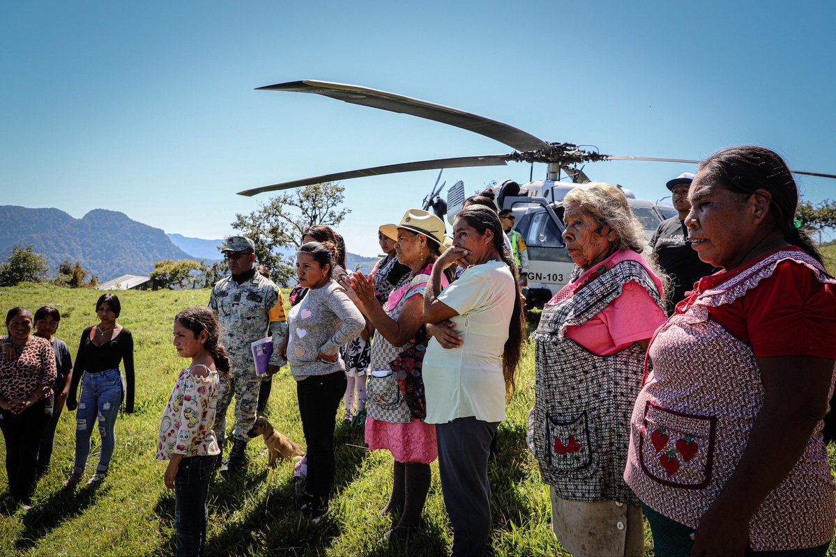 difhgo's tweet image. Con el apoyo del Gobierno de Hidalgo, la Guardia Nacional y las familias, llegamos vía puente aéreo a Palo Gordo, #SanBartoloTutotepec, para entregar despensas y medicamentos. 💛🚁📦
Seguimos trabajando con el corazón por un Hidalgo solidario y cercano. 
#HidalgoUnido