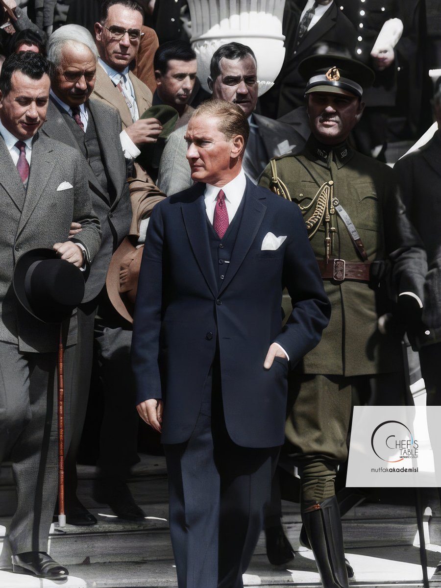 ChefsTableMutAk's tweet image. 29 Ekim 1923’te ilan edilen Cumhuriyetimizin 102. yıl dönümünü gurur ve coşkuyla kutluyoruz! Başta Gazi Mustafa Kemal Atatürk olmak üzere, Cumhuriyetimizi bizlere armağan eden tüm kahramanlarımızı saygı, minnet ve özlemle anıyoruz.

Cumhuriyet Bayramı’mız Kutlu Olsun! 🇹🇷