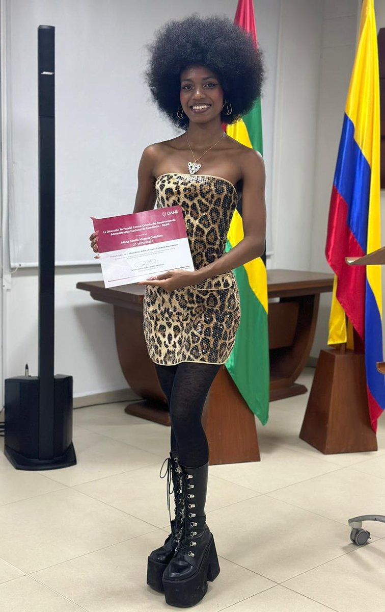 DANE_Colombia's tweet image. Los datos no solo se analizan… ¡también se viven! 💡 
Así lo descubrieron 72 estudiantes en Santander, al participar en el taller de microdatos, datos y actores del DANE. 

María Camila, estudiante de 4° semestre de Administración en la @UPBBGA, fue una de ellas.

¿Qué…