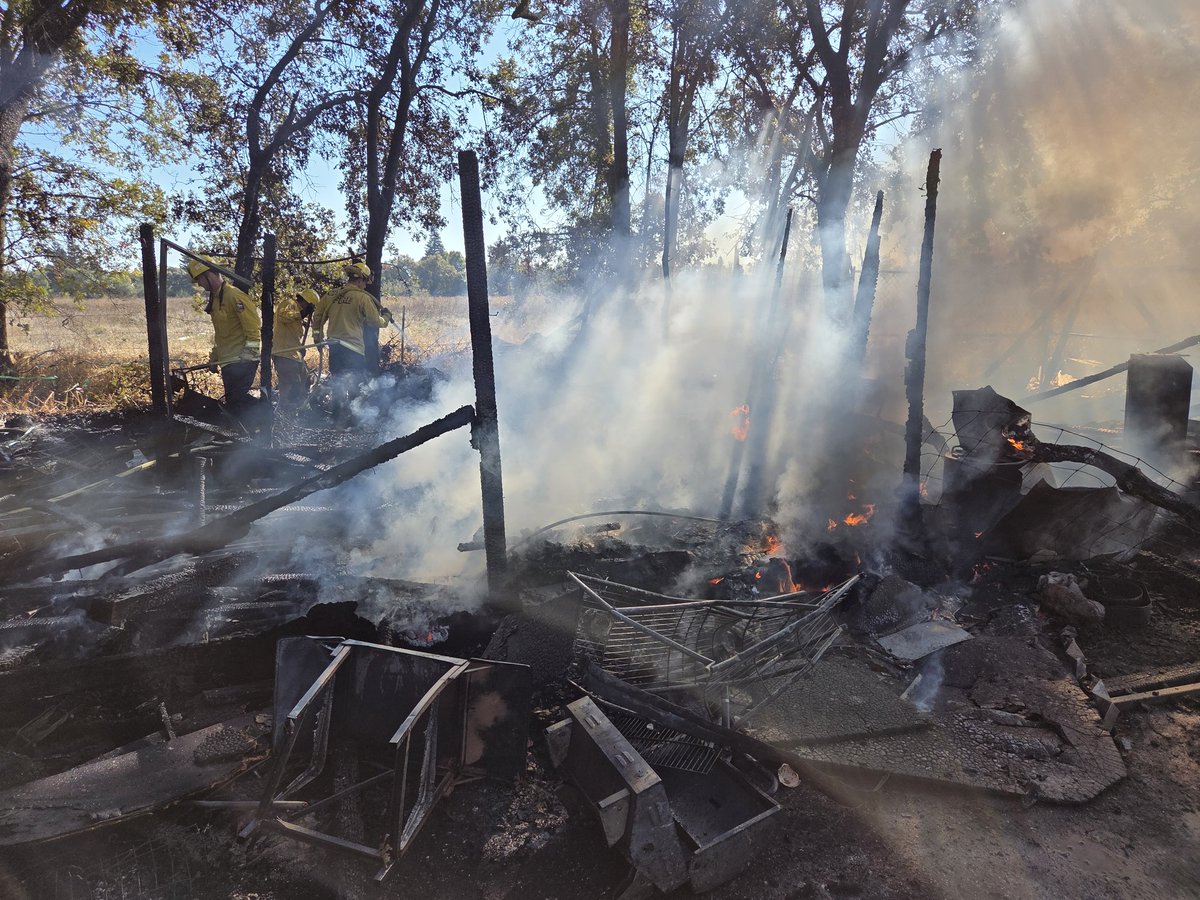 Crews responded to a fire south of the Gridley-Biggs cemetery this afternoon. The fire burned a transient encampment and impacted a nearby large oak tree. Fire is knocked down. Overhaul cleanup operations are underway. #BrothersFire