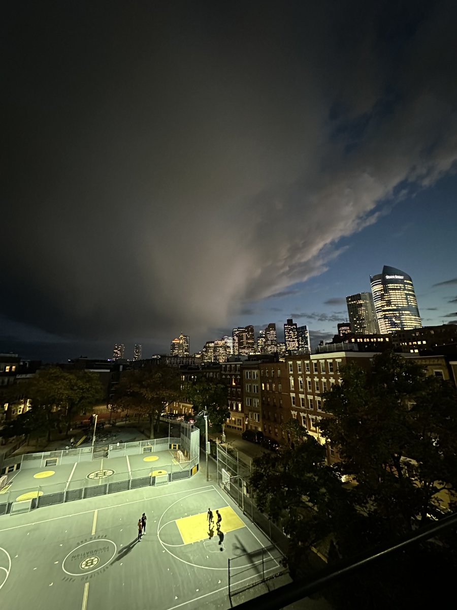OnlyInBOS's tweet image. October basketball in the North End.

💛

📸: @christopherfil4