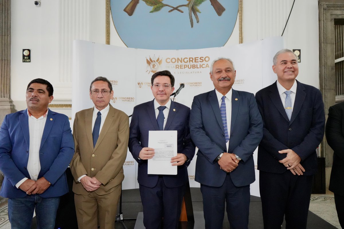 La Ley de Infraestructura Urgente para el Transporte de Energía responde a una necesidad crítica: evitar una crisis energética nacional. El fracaso de la licitación PET-3 y los retrasos en PET-1 y PET-2 confirman que Guatemala necesita un marco legal ágil y eficaz para ejecutar