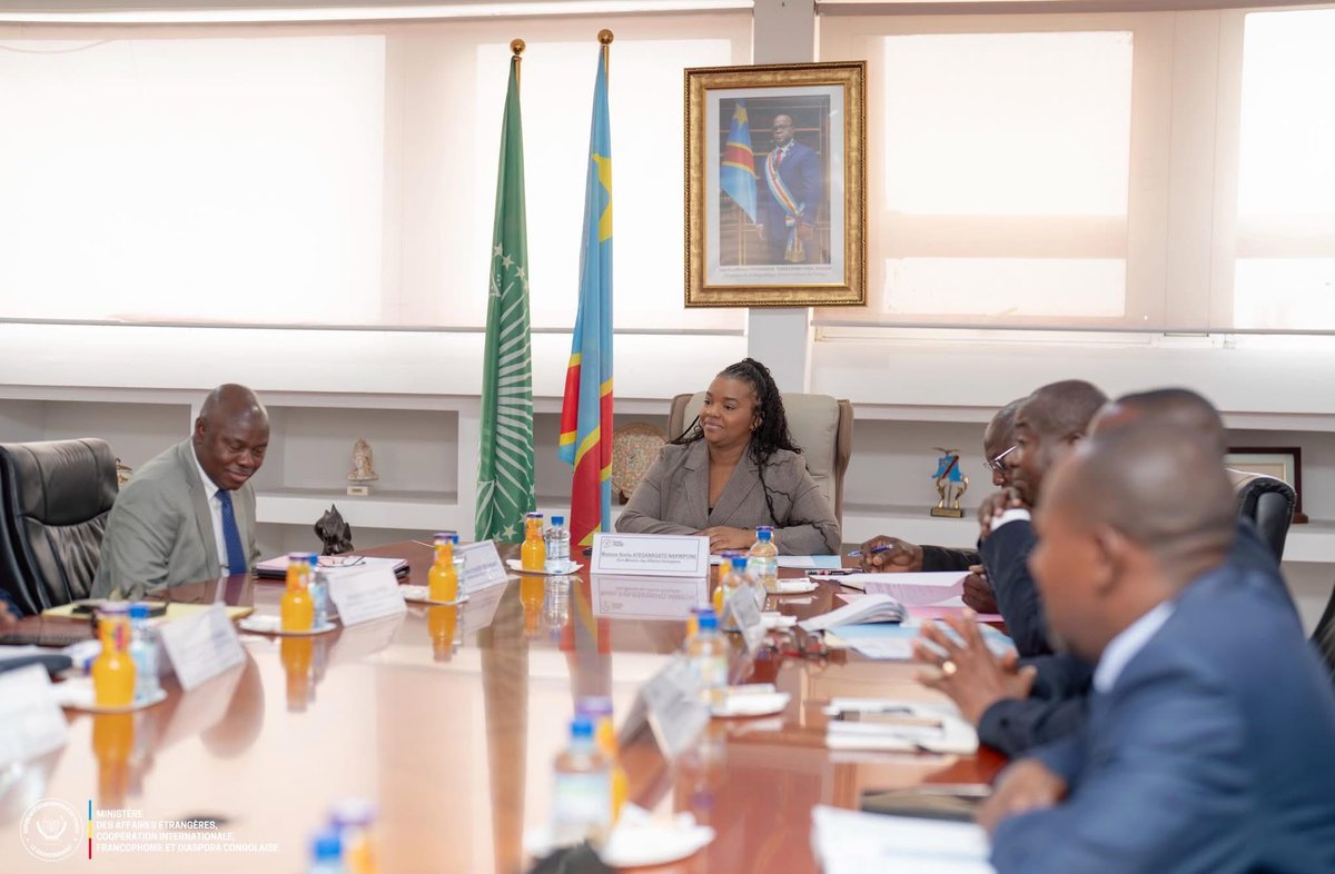 le_lepleni01's tweet photo. Ce mardi 28 octobre 2025, la Vice‑Ministre des Affaires étrangères, Noëlla Ayeganagato Nakwipone (@Ayeganagato_N1), a présidé la réunion préparatoire en prélude aux Grandes Commissions Mixtes RDC‑Maroc et RDC‑Côte d’Ivoire, devant se tenir à Kinshasa cette année. Ces commissions vont faire un état des lieux de la Coopération entre la RDC et ces pays où il sera procéder à la signature des plusieurs accords de coopération bilatérale entre la RDC et ses partenaires, le Maroc et la Côte d’Ivoire.
La Présidence RDC
Primature de la République Démocratique du Congo
Ministère de la Communication et Médias de la RD Congo