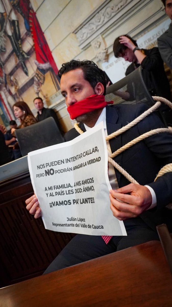 Julianlopezte's tweet photo. Nos pueden intentar callar, pero no podrán apagar la verdad. 

A mi familia, a mis amigos y al país les digo: ánimo 

¡¡VAMOS PA’LANTE!! https://t.co/qqGIEXoHLl