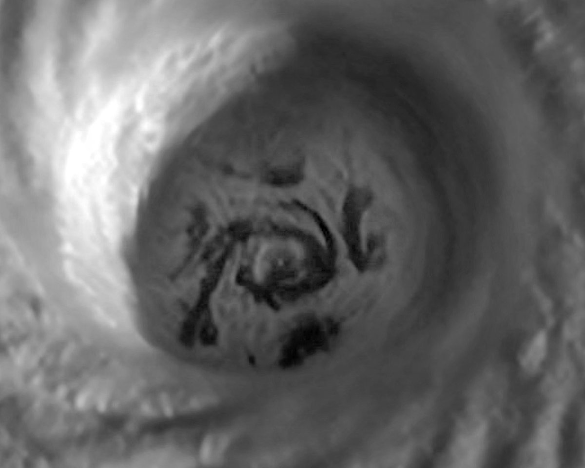 GeoTales_'s tweet photo. Ouragan Melissa 🌀

🔸Eh oui, il semble bien que Melissa soit un ouragan multi-vortex c'est à dire un ouragan dont l'œil principal est entouré de plusieurs mesovortex (des mini vortex en gros) en rotation autour de lui.

C'est un phénomène hyper rare qui se produit en général dans des ouragans bien vener, comme notre "chère" Melissa.

Ces p'tits tourbillons, souvent visibles dans l'œil, renforcent la puissance du système. En résulte des vents super violents et localisés.

Un de ses exemples les plus fameux fut Wilma en 2005.

Et Melissa 20 ans plus tard.

Crédits photo @WxNB_