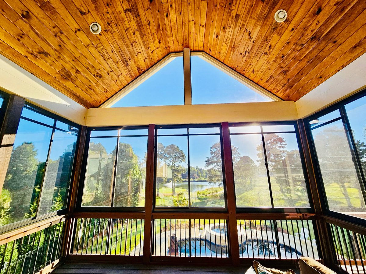 SMofGainesville's tweet image. Convert your porch into a three season room and enjoy it through the winter. Bonus: protect your porch from pollen in the spring! We transformed this porch in Jefferson, GA. #screenmobile #screenmobilenega #threeseasonroom #screenedporch #screenedporchliving