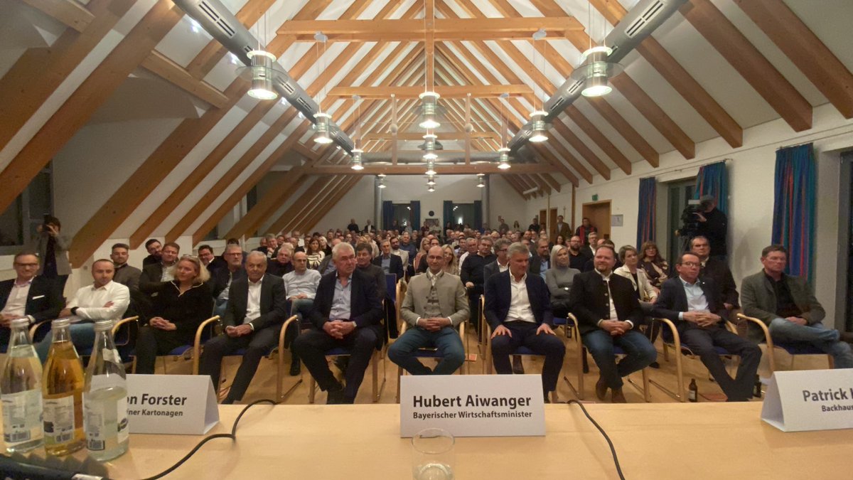 HubertAiwanger's tweet image. Wir müssen wieder mehr über eine wettbewerbsfähige Wirtschaft reden als über CO2. Unternehmerstammtisch in Waldsassen/Tirschenreuth. Volles Haus, 150 Unternehmer. Erwarten von der Politik zu Recht bessere Rahmenbedingungen: niedrigere Steuern, Kosten, Energiepreise, weniger…