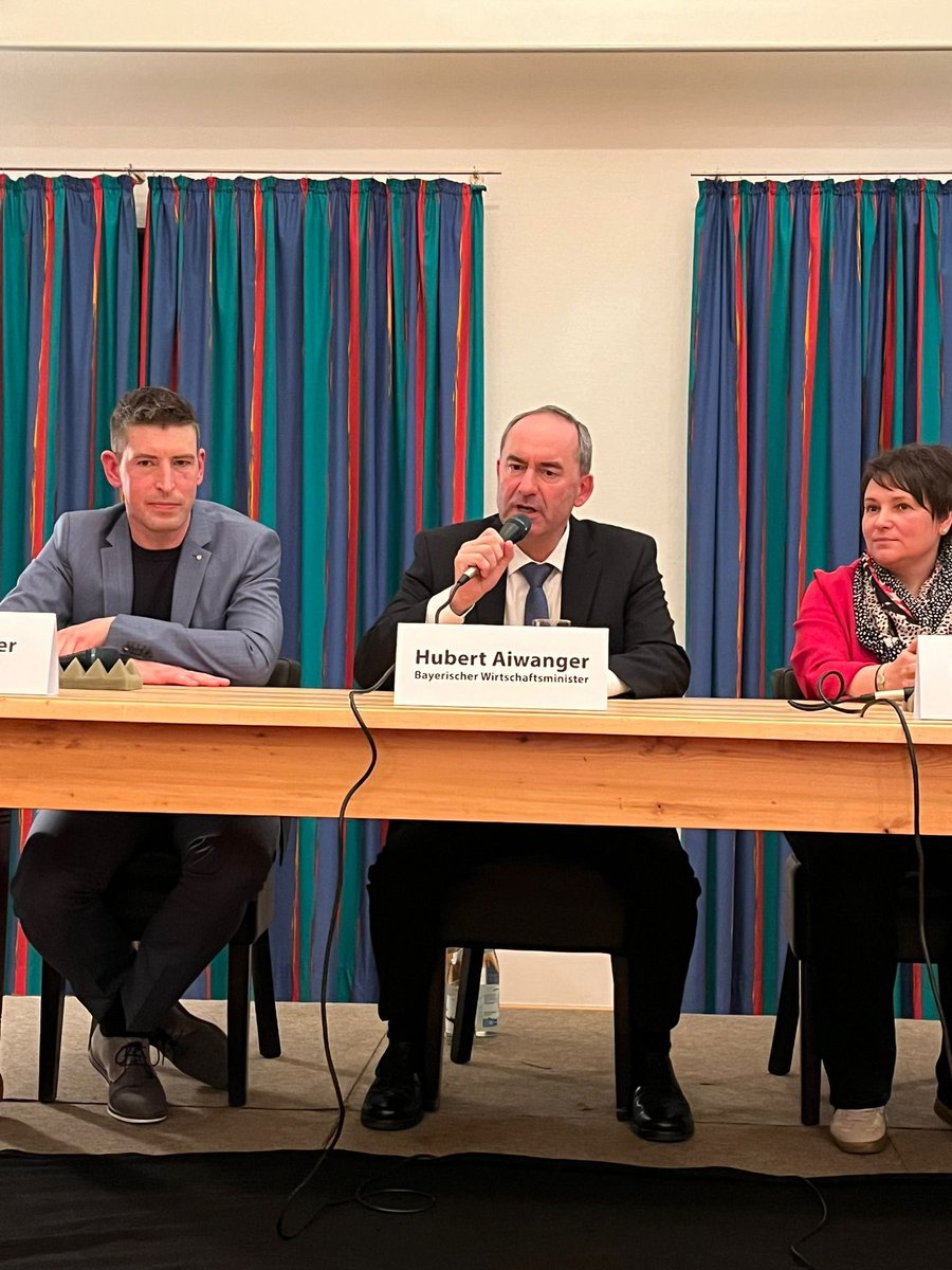 HubertAiwanger's tweet image. Wir müssen wieder mehr über eine wettbewerbsfähige Wirtschaft reden als über CO2. Unternehmerstammtisch in Waldsassen/Tirschenreuth. Volles Haus, 150 Unternehmer. Erwarten von der Politik zu Recht bessere Rahmenbedingungen: niedrigere Steuern, Kosten, Energiepreise, weniger…