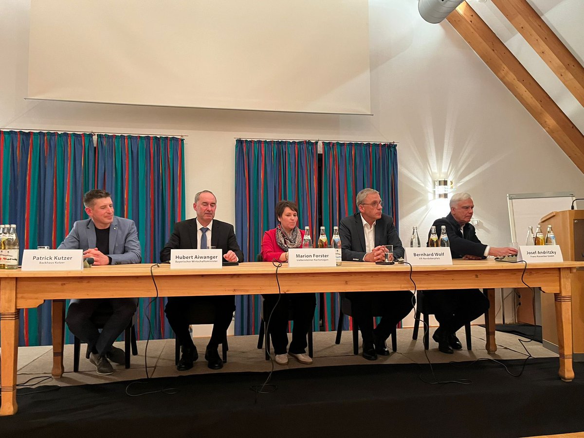 HubertAiwanger's tweet image. Wir müssen wieder mehr über eine wettbewerbsfähige Wirtschaft reden als über CO2. Unternehmerstammtisch in Waldsassen/Tirschenreuth. Volles Haus, 150 Unternehmer. Erwarten von der Politik zu Recht bessere Rahmenbedingungen: niedrigere Steuern, Kosten, Energiepreise, weniger…