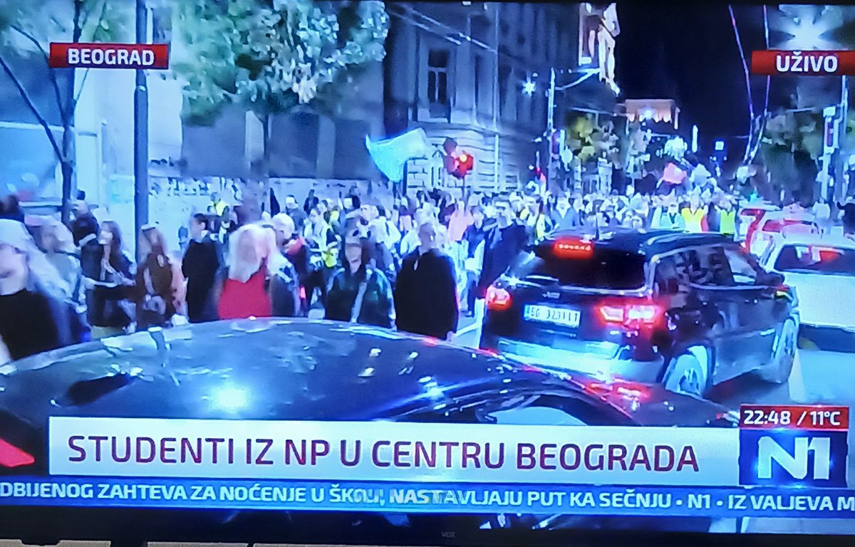 marija727423226's tweet photo. Pumpaj!!!!!!! @blokada_dunp zagrlila zagrlila studentkinju Merimu iz Novog Pazarana na ulazu kod #AdaMol samo jako deco @n1srbija bravooo https://t.co/BORXoeOvKx