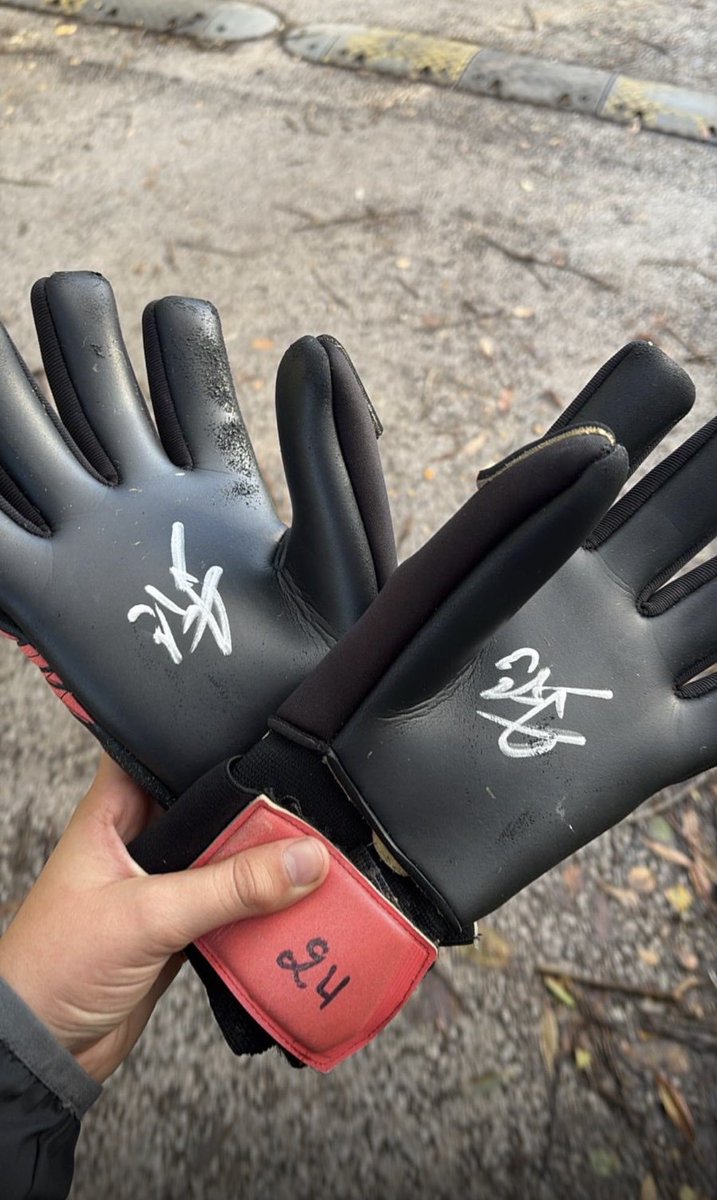 📸 - Senne Lammens has gifted a fan his gloves worn against Brighton ❤️🧤