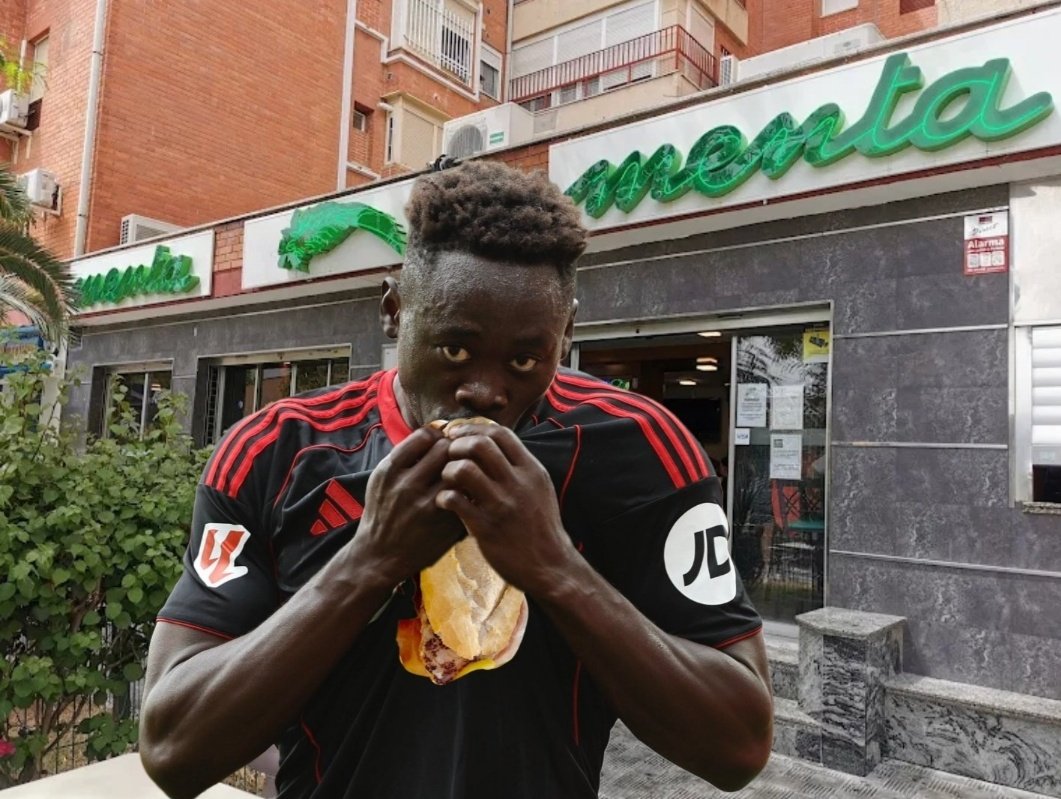 Akor frustrado por no meter gol (ME ENCANTA) también te digo que con razón, no le han buscado nada solo en largo para que las bajará.