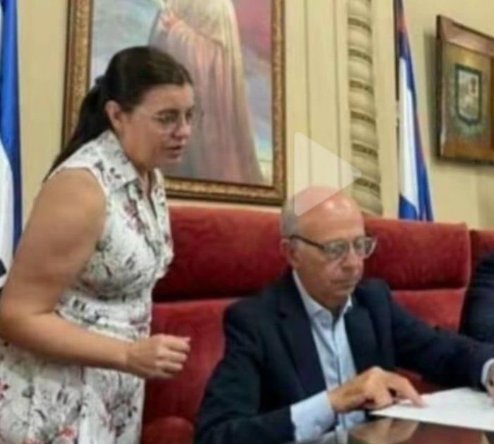 Javier García firmando el contrato con la garantía falsa de Cardama, a su lado la jefa notarial del ministerio de Defensa Sonia Acosta, procesada por tráfico de personas en el departamento de Artigas. Los blancos no son un partido político, son una mafia.