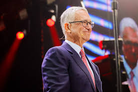 Los invito a todos a participar con el equipo del Tío Richie. Ayúdame a encontrar un buen eslogan de campaña para <a href="/RicardoBSalinas/">Don Ricardo Salinas Pliego</a> 👀