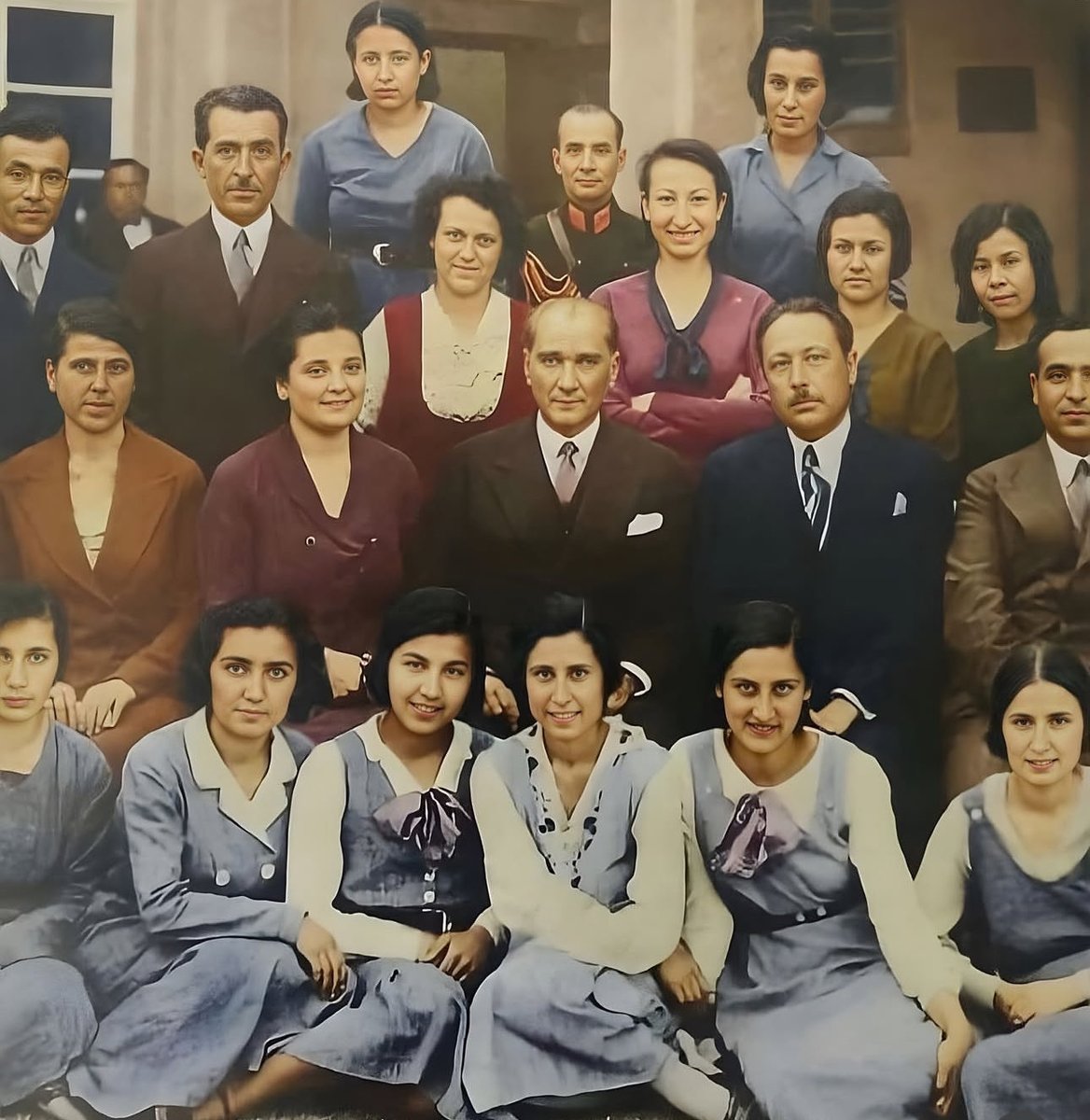 Büyük bir imparatorluğun 200 yılı bulan çöküş sürecinde yoksullaşan, nüfusu azalan, benzerlerinden geri bırakılan bir ulus 102 yıl önce Cumhuriyet'i ilan ederek yeniden tarih sahnesinde yerini aldı.
Değişimden, mücadeleden asla çekinmediğini bir kez daha tüm dünyaya ispatladı.