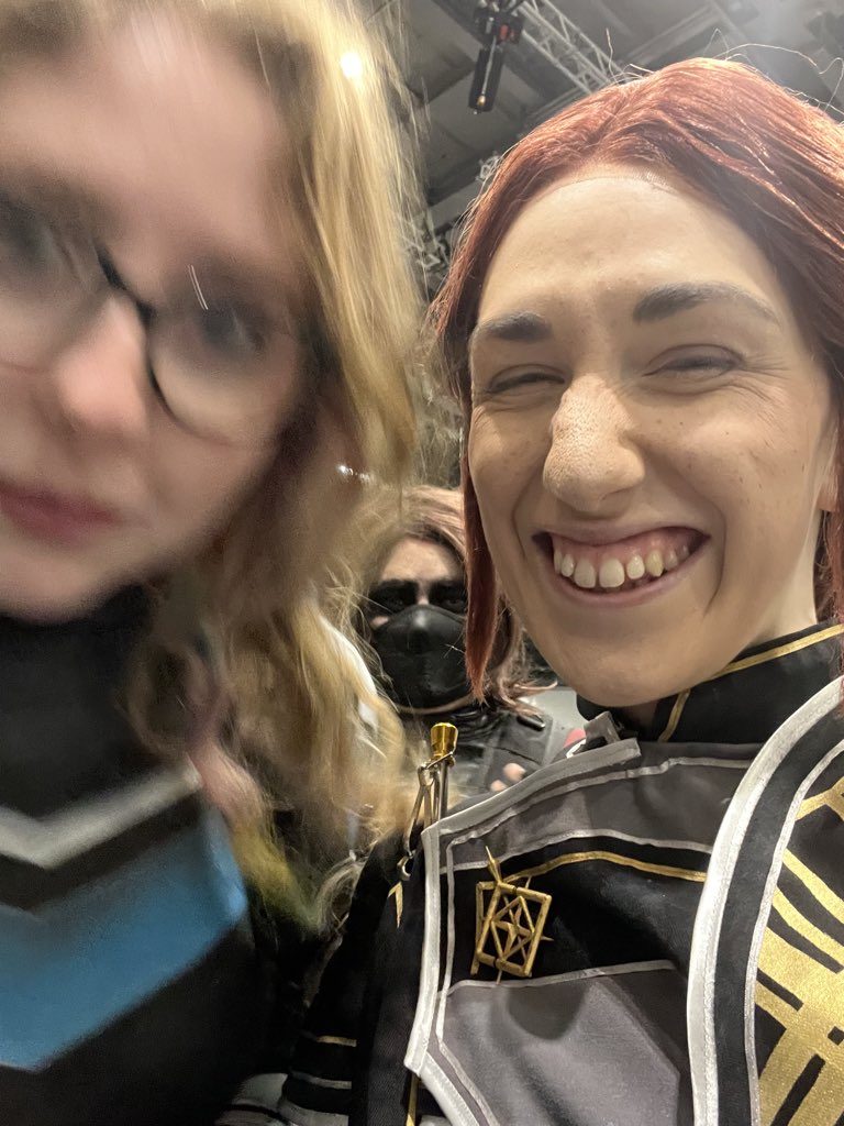 I always forget to take photos at conventions so this is the only photo of my Vigilante cosplay lol (ft. <a href="/E_White1999/">Emily White</a>)