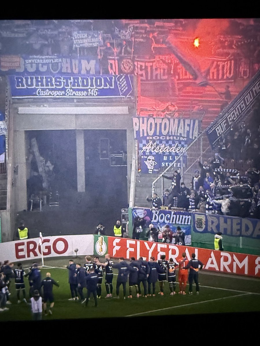 PascalLedune's tweet image. Was ein Support an einem späten Dienstagabend! Kommt gut die 600km heim ihr #meinVfL Fans! #FCABOC