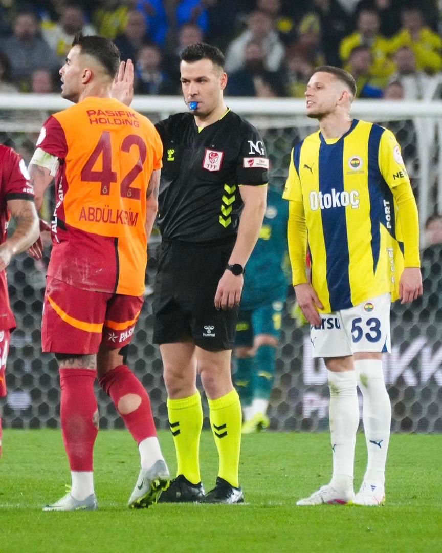 🚨 𝗛𝗨𝗚𝗘 𝗦𝗖𝗔𝗡𝗗𝗔𝗟 𝗜𝗡 𝗧𝗨𝗥𝗞𝗜𝗦𝗛 𝗙𝗢𝗢𝗧𝗕𝗔𝗟𝗟! 😱🇹🇷

The Turkish Football Federation has revealed that 371 referees out of 571 in the professional leagues have sports betting accounts. 🤯

Among them, 42 referees have personally placed bets on over 1,000