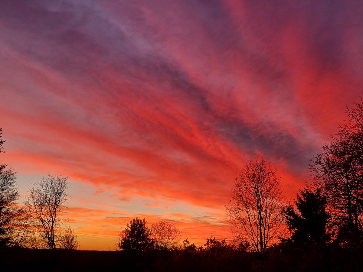 Der Himmel brennt nach Sonnenuntergang ...