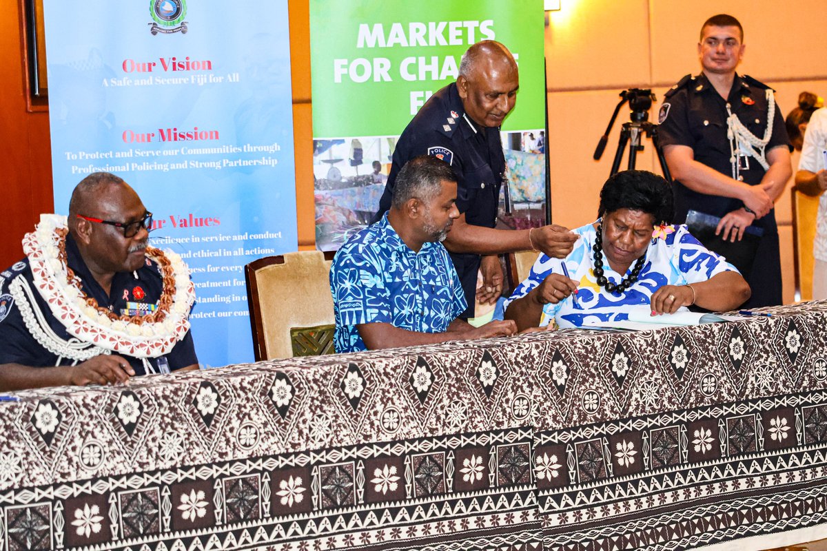 unwomenpacific's tweet photo. #Fiji  🇫🇯|📸A new MOU has been signed to strengthen safety in Fiji’s markets!
Govt, @fijipoliceforce , Councils, MVAs &amp; @UN_Women commit to safer, more inclusive spaces for vendors, especially women. 
🫱🏽‍🫲🏾Supported by #MarketsForChange #M4C @dfat @UNDP_Pacific https://t.co/iaojw5jjyR