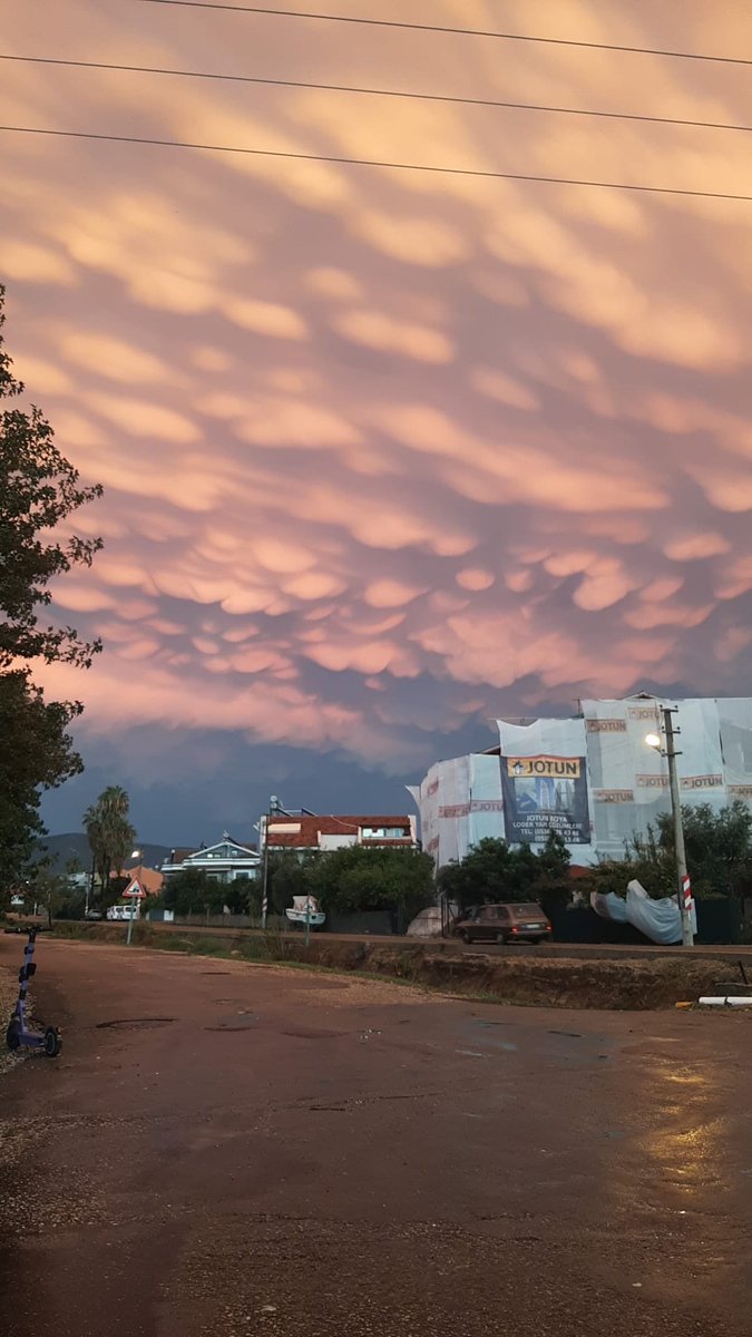 Sakarya, Fethiye, Isparta , Burdur 'da tuhaf  ama çok tuhaf bulutlar gözlemlenmiş. ….⁉️⁉️⁉️⁉️