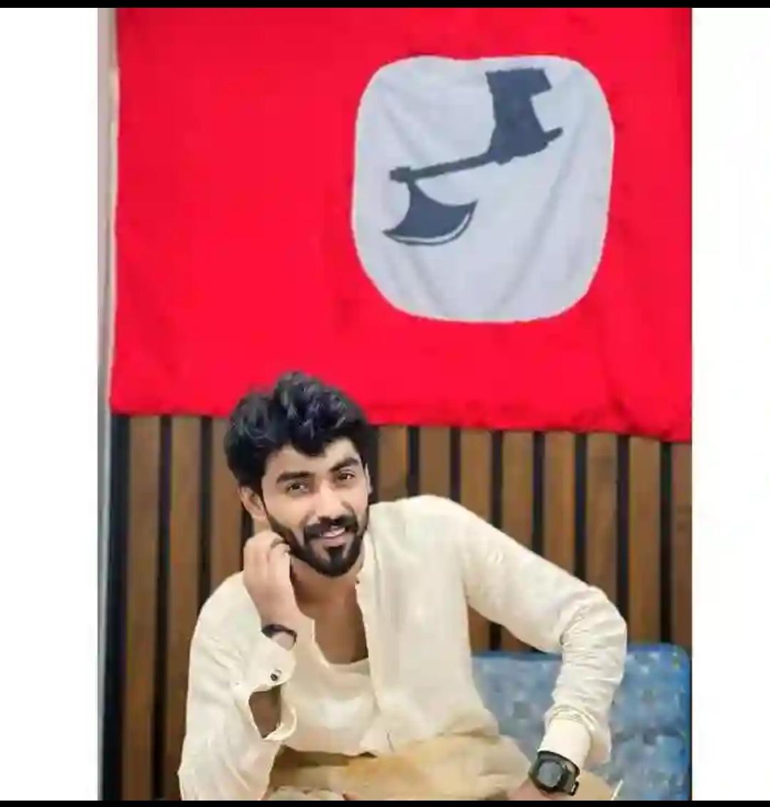 یہ اپنی مرضی سے سوچتا ہے اسے اُٹھا لو 
"اُٹھانے والوں " سے کچھ جدا ہے اِسے اُٹھا لو 

#ReleaseGhaniAman
#ReleaseAllMissingPersonsOfSindh 
#EnforcedDissapearnceOfSindh