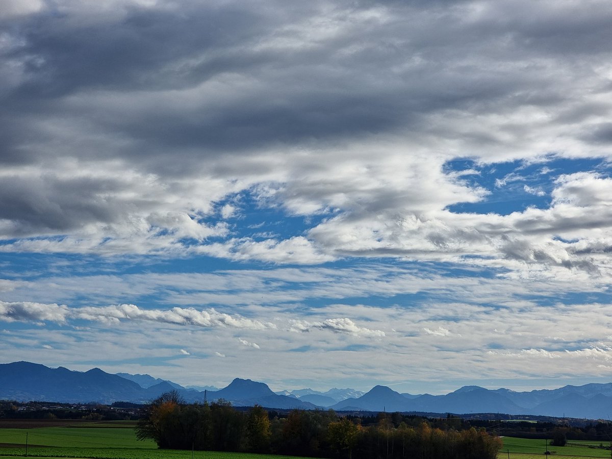 Der Wind hat die Schneehäubchen auf den Gipfeln weggepustet ...