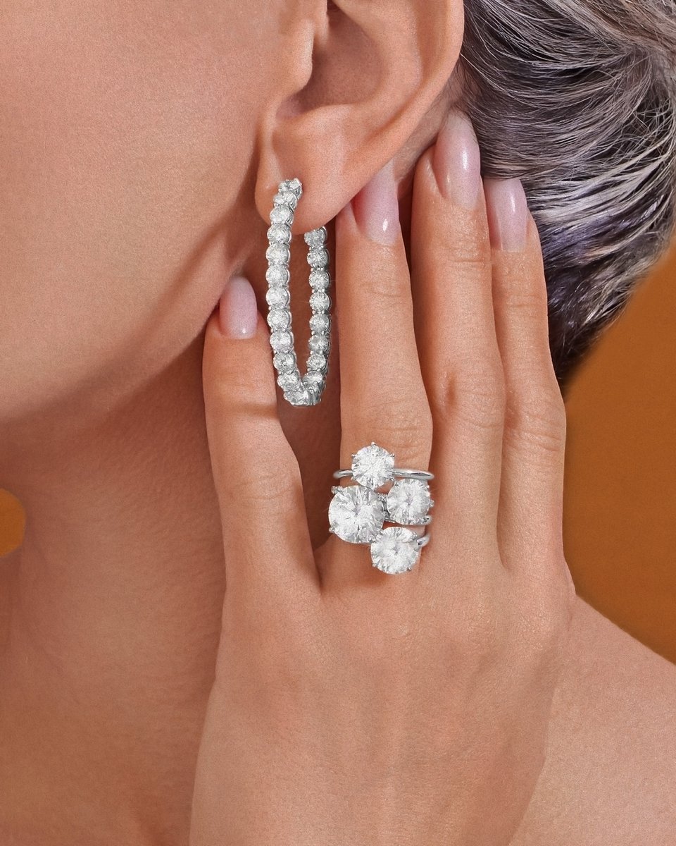 RdeVersailles's tweet image. Layered with intention, styled with ease. Where every angle tells a story.

#RoyaldeVersailles #RdV #DiamondRings #Diamonds #LuxuryStyle #FineJewellery #StackedRings #Yorkville